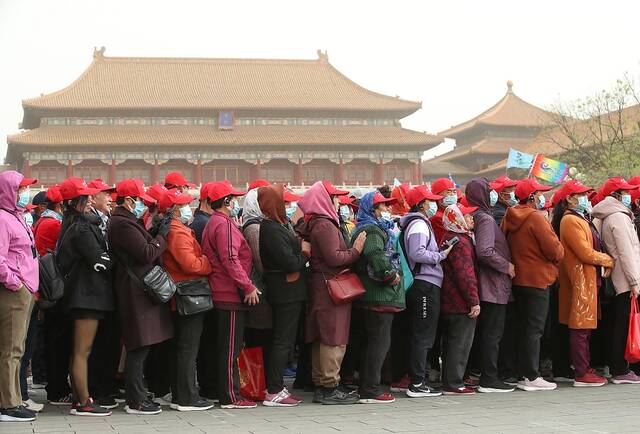 2023年4月11日，北京遭遇大风沙尘天气，游览故宫的游客排队进景区。视觉中国图