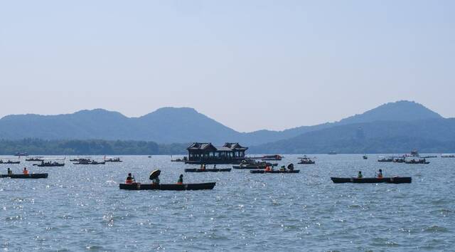2022年10月2日，游客乘船在西湖游览。新华社记者徐昱摄
