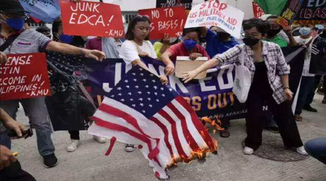 今年2月，菲律宾民众抗议对美开放军事基地。图源：AP