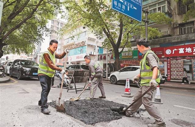 市民：社区道路有坑洼 部门：我们马上去修补