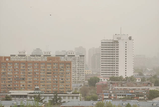 2023年4月13日，北京，沙尘天气中，海淀区的城市建筑群。视觉中国图