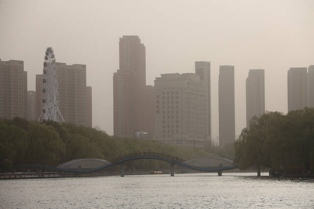 2023年4月12日，辽宁沈阳，当地出现雾霾天气，天空昏黄，能见度明显降低。IC图