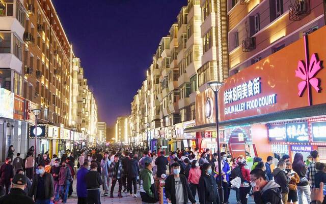 长春桂林胡同美食街夜景。新华社记者段续摄