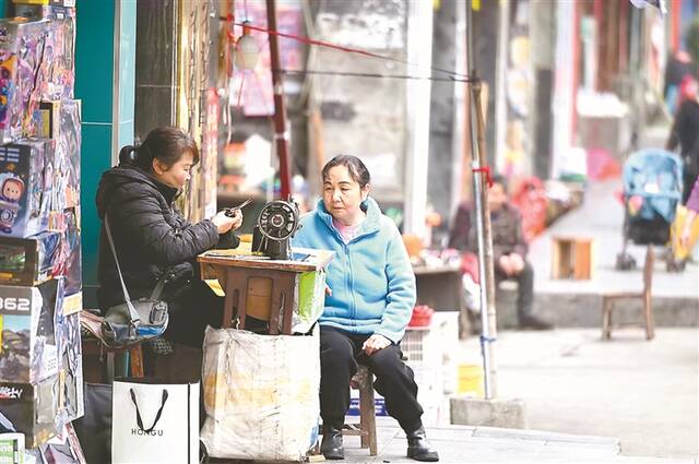 贵州省锦屏县积极推动和完善便民生活圈，设置多个“小修小补”便民服务站点，市井生活更富烟火气和人情味。图片来源：视觉中国