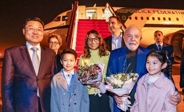 4月12日晚间，巴西总统卢拉抵达上海，开启访华行程图自视觉中国