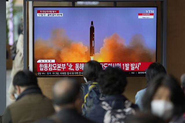 当地时间2023年4月13日，韩国首尔火车站，电视屏幕上在播放朝鲜发射导弹的新闻片段。视觉中国图