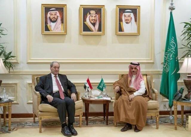 4月12日，在沙特西部港口城市吉达，沙特外交大臣费萨尔（右）会晤前来访问的叙利亚外长梅克达德（左）图：新华社/路透