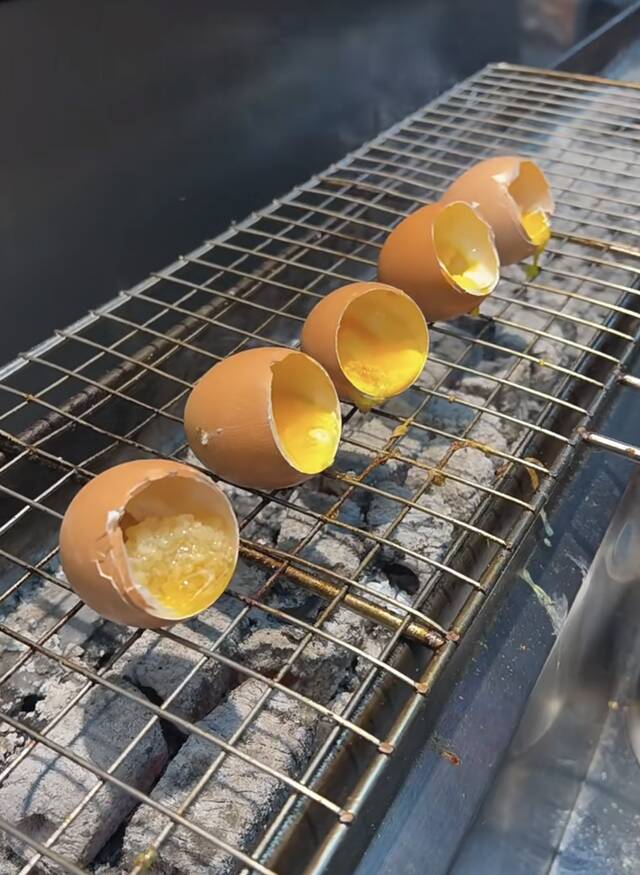 锦州烧烤烤鸡蛋图片来源：网友视频截图