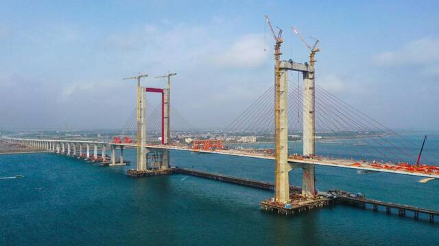2021年1月25日拍摄的成功合龙的湛江调顺跨海大桥（无人机照片）。新华社记者刘大伟摄