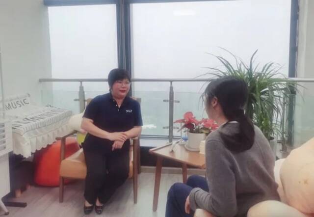 王珍对年轻人进行心理咨询。由受访者供图