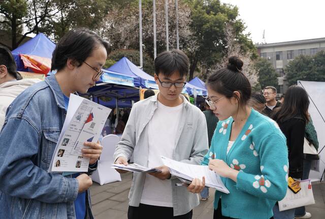 四川大学一场招聘会上，企业招聘人员在仔细了解学生简历（3月6日摄）。新华社记者邢拓摄