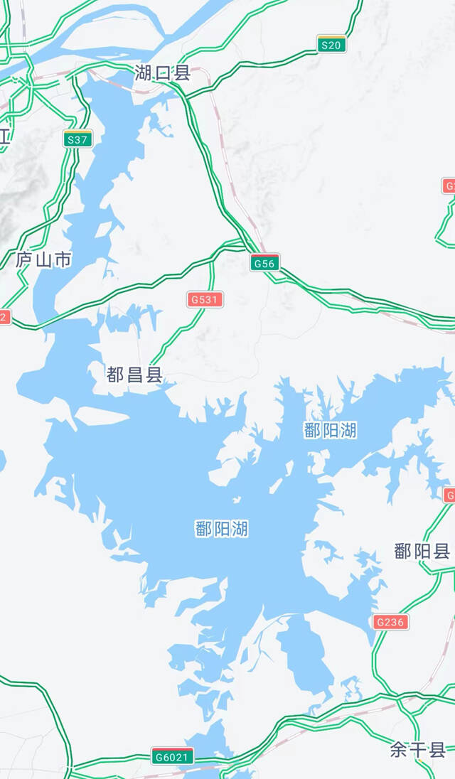 鄱阳湖南面为主湖区，北面为入江水道。卫星地图截图。