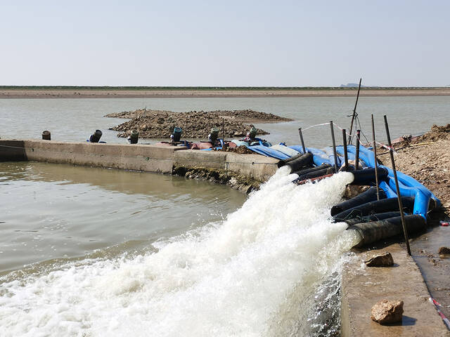 都昌县观湖水厂通过“三级提水”解决水源问题。