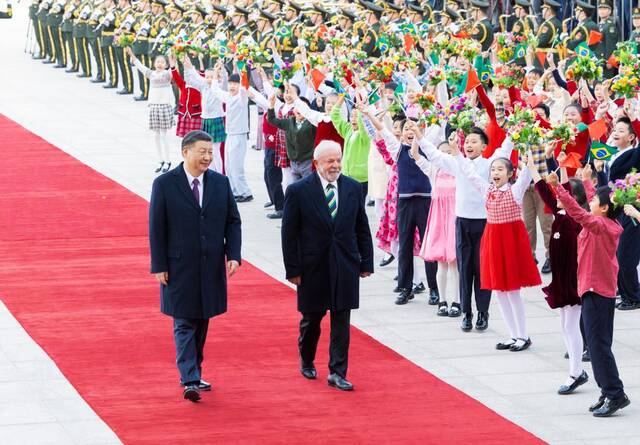 4月14日下午，国家主席习近平在北京人民大会堂同来华进行国事访问的巴西总统卢拉举行会谈。这是会谈前，习近平在人民大会堂东门外广场为卢拉举行欢迎仪式。新华社记者黄敬文摄