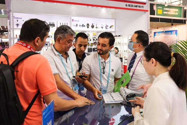 4月15日，几名来自哥伦比亚的采购商在广交会上了解中国汽配产品。新华社记者刘大伟摄
