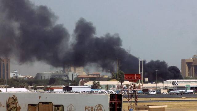 苏丹首都喀土穆多地突发武装冲突，传出猛烈枪声、爆炸声