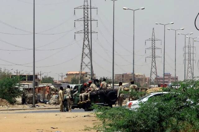 4月15日，士兵在苏丹首都喀土穆街头集结图片来源：新华社/法新