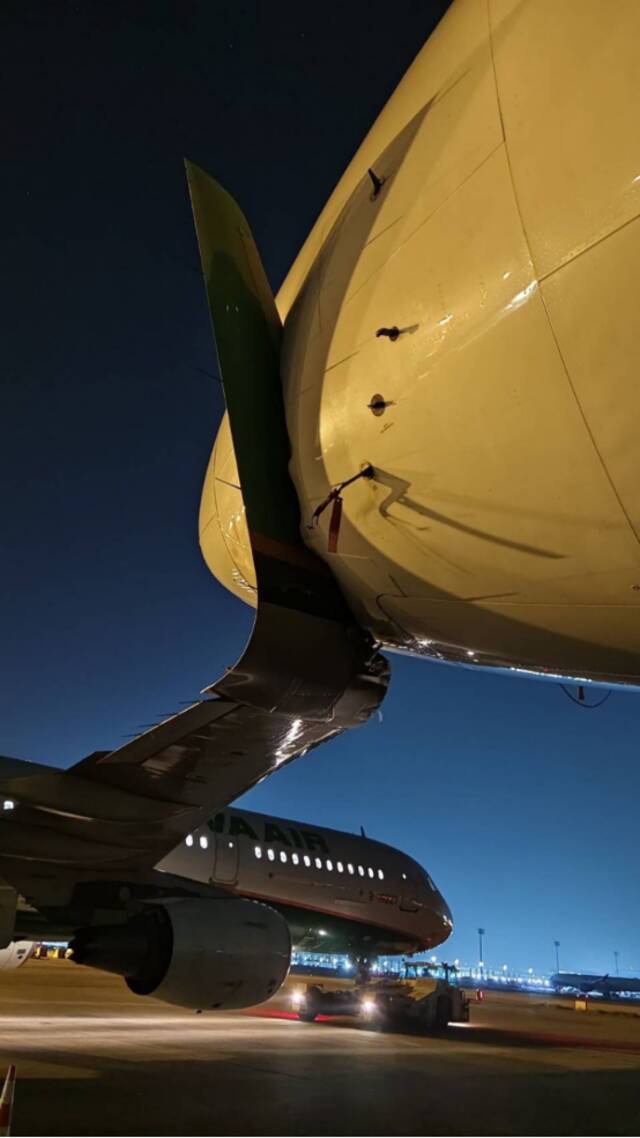 台媒：长荣航勤拖机作业出意外，空客A321机翼插入波音777机头