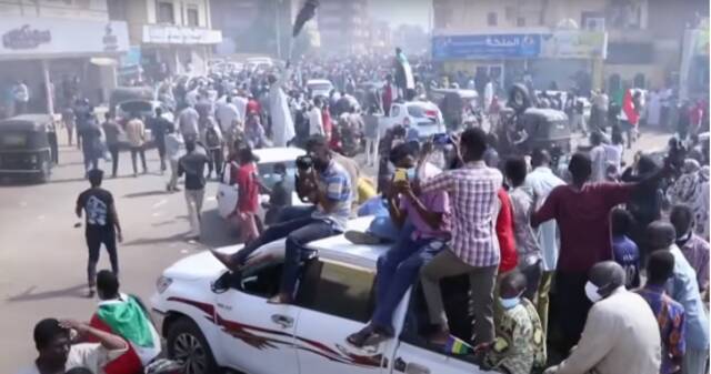 武装冲突爆发后苏丹城市街道上一片混乱（美国哥伦比亚广播公司视频截图）