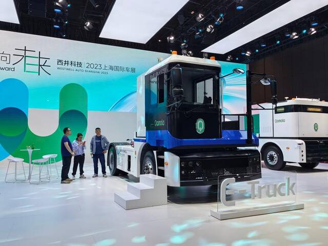 4月18日，西井科技在车展上展示“可升级自动驾驶”的智能网联新能源重卡Qomolo E-Truck。新华社记者周蕊摄