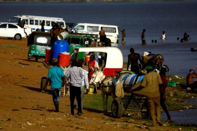 因喀土穆部分地区供水设施损坏，居民被迫到尼罗河畔取水。新华网发（穆罕默德·海德尔摄）