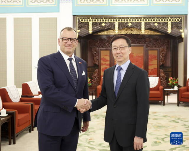 韩正会见斯洛伐克国民议会议长科拉尔