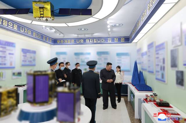 金正恩视察朝鲜国家宇宙开发局 要求如期发射军事侦察卫星1号