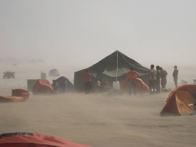 库姆塔格沙漠野外科学考察时，考察队伍遭遇沙尘暴。受访者供图