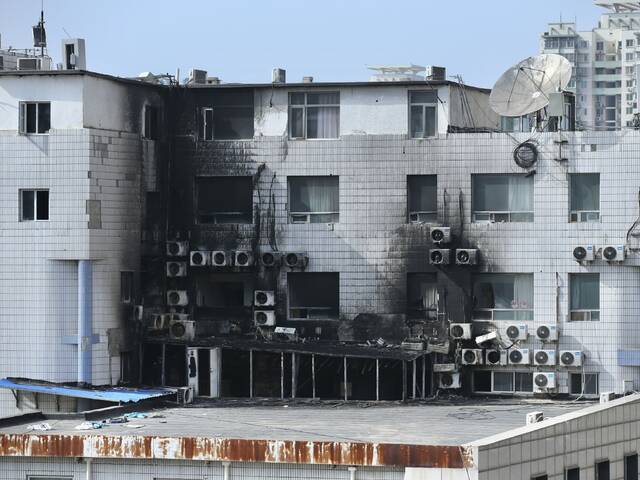 4月19日，北京长峰医院住院部东楼，过火的建筑外立面。新京报记者郑新洽摄