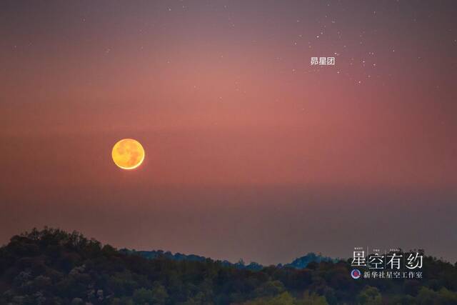 这是陕西省天文摄影爱好者王添玮2022年5月2日在陕西宝鸡关山牧场拍摄的月伴昴星团。（本人供图）