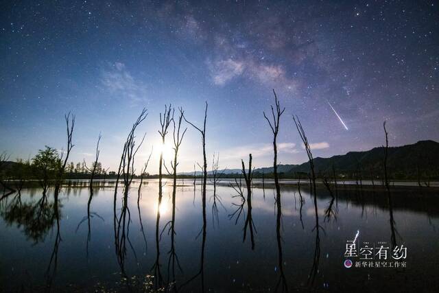 这是重庆市天文摄影爱好者戴建峰2022年4月23日在云南念湖拍摄的天琴座流星雨。（本人供图）