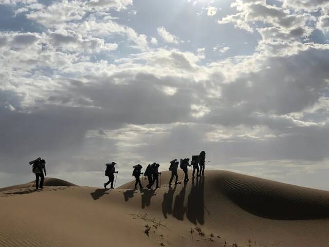 探险队伍在腾格里沙漠行走