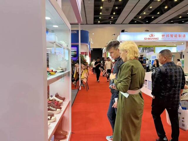 4月19日，海外客商走进晋江鞋博会参观。新华社记者吴剑锋摄