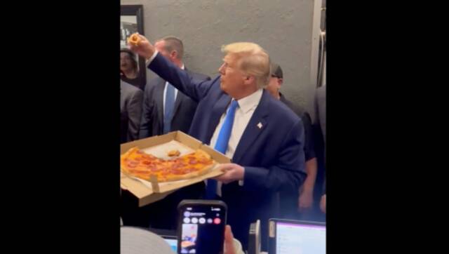 特朗普给支持者分披萨并问“有谁想要我咬过的那块吗”，网友吐槽