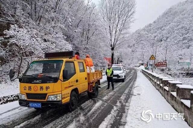 △图为2023年4月23日，陕西省宁陕县降雪阻交通。（图/黄祖淼安妮）