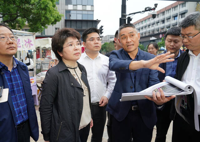 江山市委书记朱素芳带队调研老城有机更新和夜间经济打造工作。江山传媒集团图