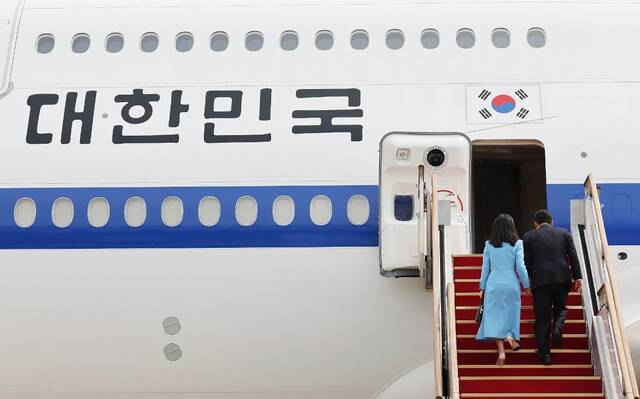 当地时间2023年4月24日，韩国首尔，韩国总统尹锡悦夫妇抵达首尔机场登上专机，准备飞往美国进行为期七天的国事访问。图/视觉中国