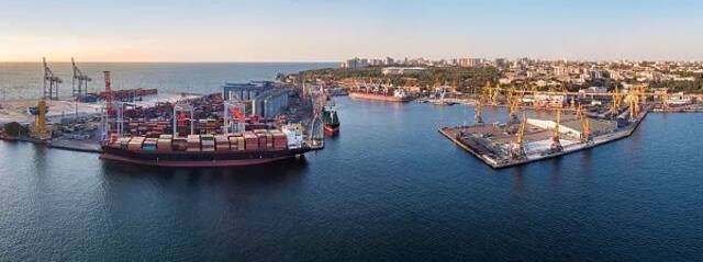 停靠在敖德萨港的集装箱船。图源：视觉中国