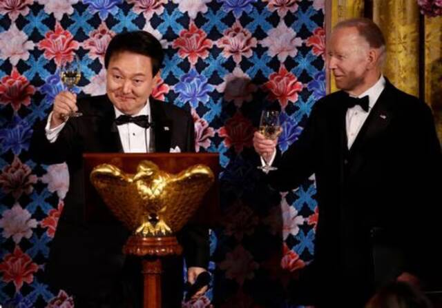 尹锡悦在白宫国宴唱《美国派》，拜登惊讶：“我都不知道你会唱歌”