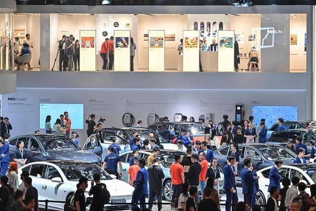 2023年4月18日，上海车展，人们参观蔚来汽车展台。
