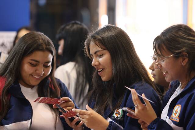 在塔德奥大学孔子学院的展位上，几个女学生拿到写着自己中国名字的书签非常开心。记者唐薇摄