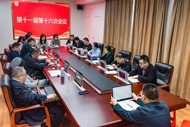湖北省黄石市下陆区检察院青年干警首次列席该院检委会会议。