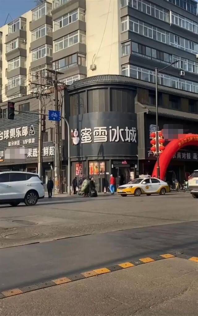 沈阳一街道招牌全是“黑底白字”，官方回应