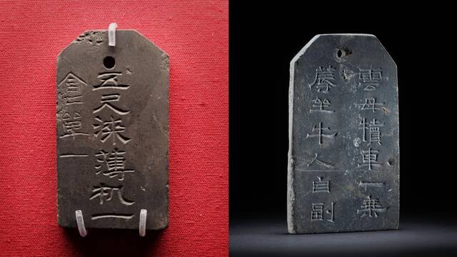 左：曹操墓出土的刻铭石牌（2023年4月22日摄）。新华社记者李安摄
