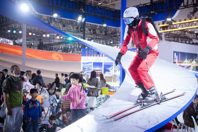 ▲4月22日，观众在辽宁馆体验冰雪运动装备。当日，第二届中国（武汉）文化旅游博览会在武汉开幕。图/新华社