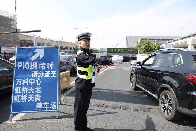 警方在外围相关点位，设置停车信息诱导牌。上海市公安局供图