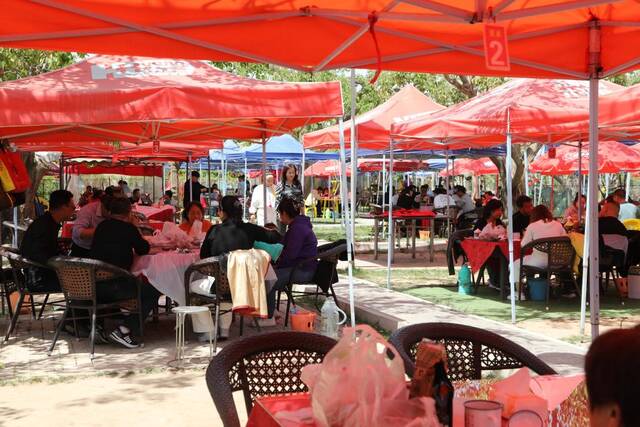 4月27日，游客在梨园内一处农家乐用餐。新华社记者钟思睿摄