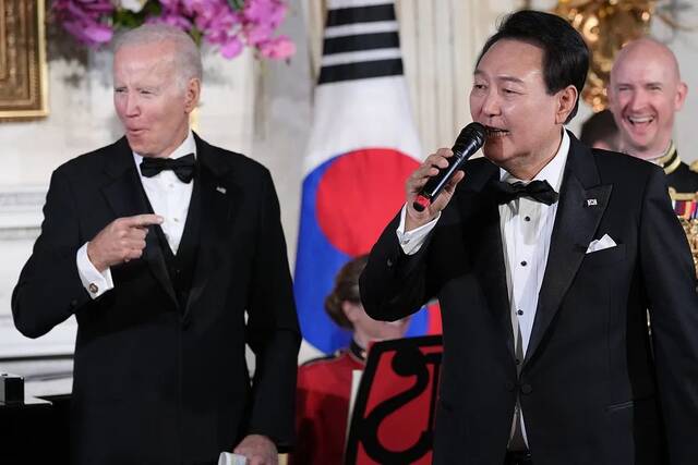 当地时间4月26日，美国华盛顿特区，韩国总统尹锡悦在国宴厅演唱唐·麦克林的歌曲《美国派》