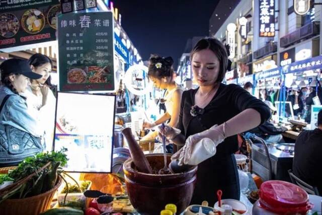 空姐不当了！95后姑娘来杭摆摊卖奶茶，一晚进账亮了