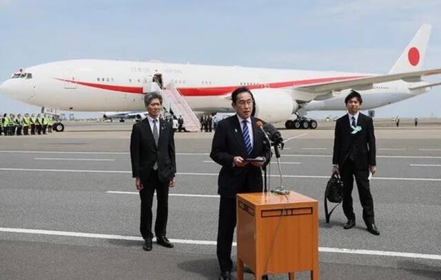 岸田4月29日在羽田机场发表讲话。图源：AFP